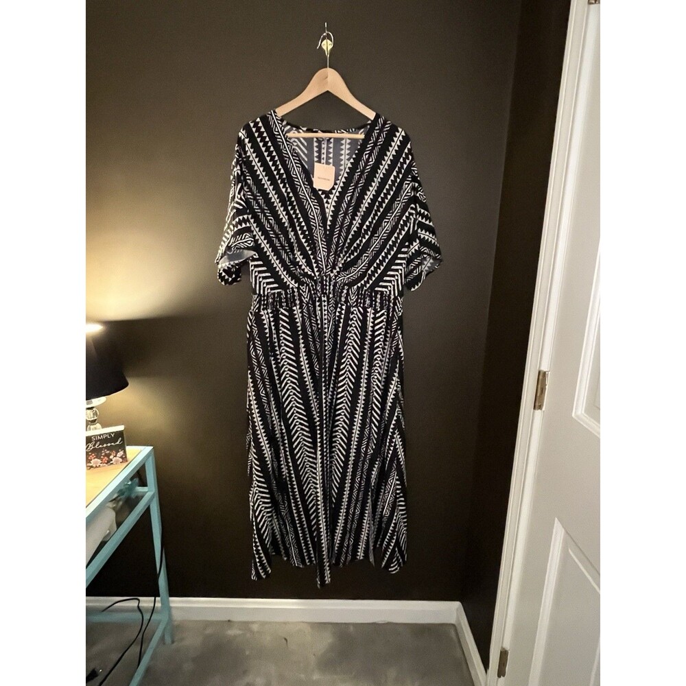 BloomChic Maxi Dress Womens 18-20 2X Black White Geometric V Neck NWT